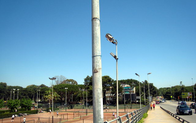Senyal de limitaci� de velocitat en mal estat eliminada per l'Ajuntament de Gav� del pont de l'avinguda del mar de Gav� Mar sobre la C-31 (13 de Juny de 2009)